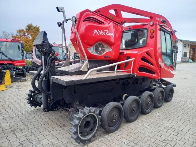 Kässbohrer PB 600 W, Service History