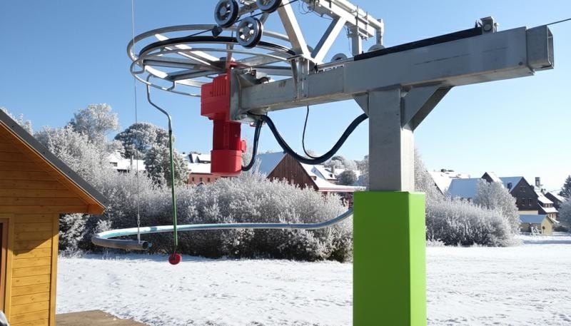 Skilift POLGLOB 1T/H ist ein Schlepplift mit einem modernen System zur hydraulischen Seilspannung.
