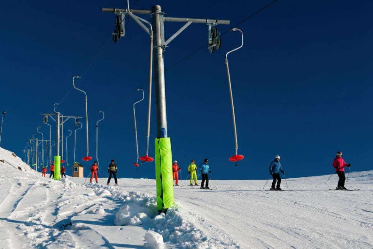 Skilift POLGLOB 1T/H ist ein Schlepplift mit einem modernen System zur hydraulischen Seilspannung.