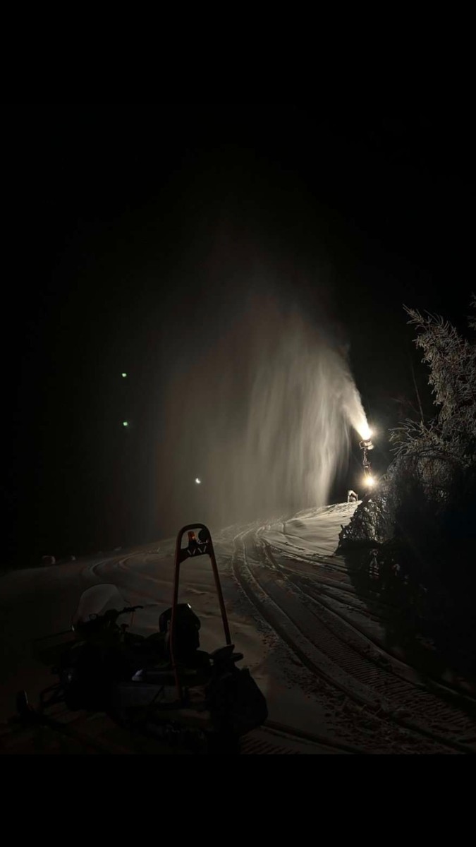 Steiga / Kran mit Krpan Schneeerzeuger