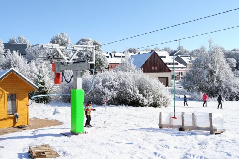 Skilift POLGLOB 1T/H ist ein Schlepplift mit einem modernen System zur hydraulischen Seilspannung.