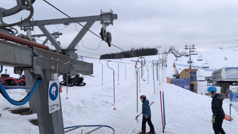 Skilift POLGLOB 1T/H ist ein Schlepplift mit einem modernen System zur hydraulischen Seilspannung.