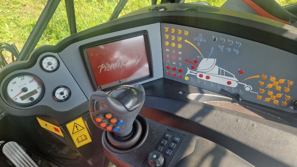 Kässbohrer PistenBully 600 Bj. 2006 mit 13.500h Pistenraupe Fräse