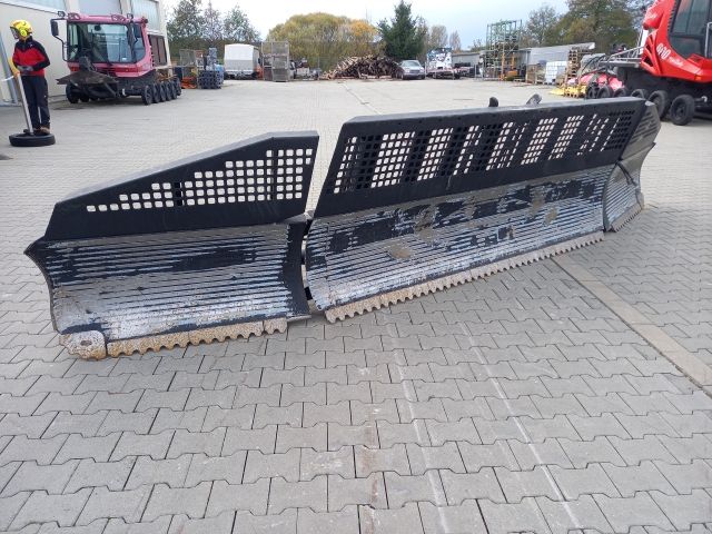 Kässbohrer PB 600 W, Service History