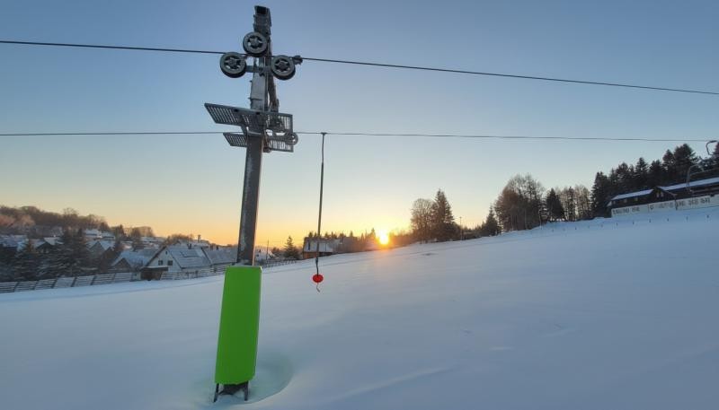 Skilift POLGLOB 1T/H ist ein Schlepplift mit einem modernen System zur hydraulischen Seilspannung.