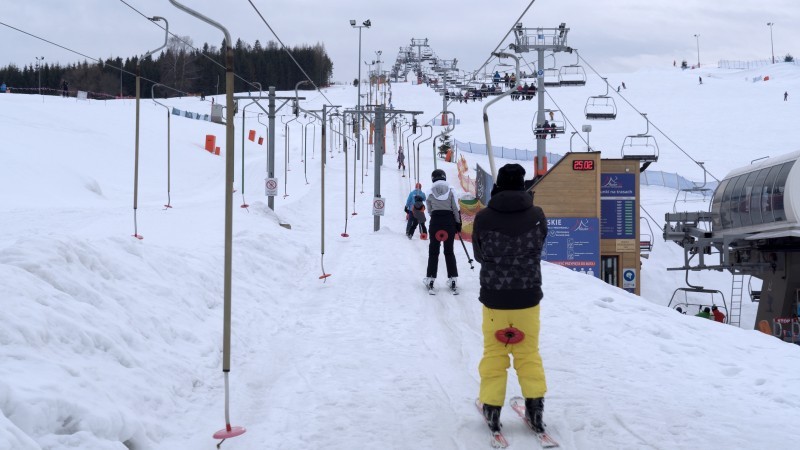 Skilift POLGLOB 1T/H ist ein Schlepplift mit einem modernen System zur hydraulischen Seilspannung.
